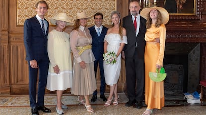 Francesca Thyssen y su exmarido Carlos de Habsburgo con sus hijos, Ferdinand, Eleonora y Gloria en la boda civil de la segunda, celebrada el pasado 20 de julio en Mónaco. En la imagen también está el novio, Jerome d'Ambrosio (centro) y Fiona Campbell-Walter, abuela de la novia.  