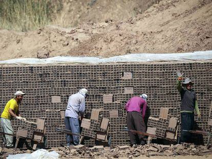 Refugiados afganos trabajan en una obra en Irán.