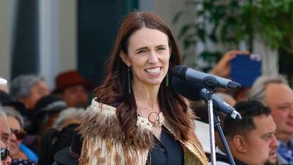 Jacinda Ardern sonríe durante su previsiblemente último acto público antes de su relevo mañana al frente del Gobierno de Nueva Zelanda.