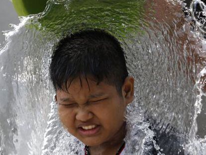 Un niño participa en el festival del agua de Songkran, en Bangkok (Tailandia), donde celebran con esta tradición la llegada del Año Nuevo.