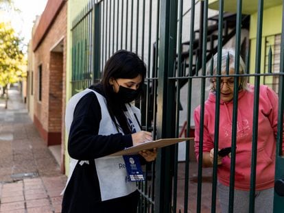 Una trabajadora del censo le hace preguntas a una mujer en San Martín, provincia de Buenos Aires, el 18 de mayo de 2022.