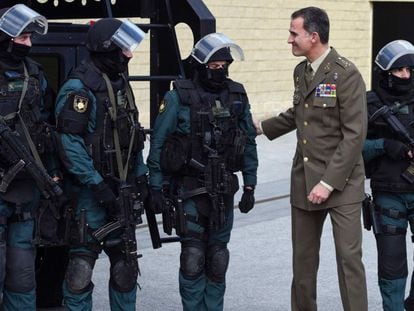 El Rey, con miembros de los cuerpos especiales de la Guardia Civil, en Valdemoro (Madrid). 