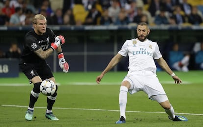 Karim Benzema corta el lanzamiento de la pelota del portero del Liverpool, Loris Karius, marcando el gol del equipo blanco.