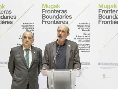 El arquitecto Pedro Astigarraga y el consejero de Vivienda Iñaki Arriola (izquierda), en la presentación de la bienal Mugak.