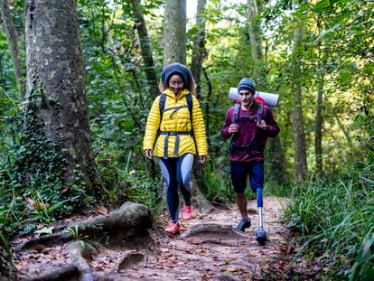 Una pareja hace senderismo en un bosque.