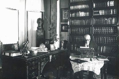 Nicolás María de Urgoiti escribiendo en su despacho. Sus documentos acaban de pasar al Archivo de la Comunidad de Madrid.
