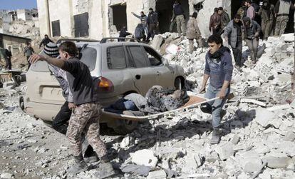 Traslado de una mujer herida en Idlib (Siria), este s&aacute;bado. 