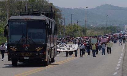 Padres de los normalistas detenidos durante una protesta el viernes en Cintalapa, Chiapas.