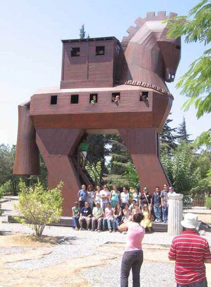 Un grupo de turistas posa ante una reproducción del célebre caballo de Troya.