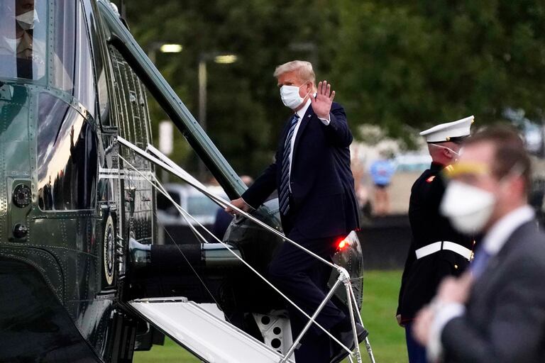 El presidente Donald Trump entrando al Marine One en Bethesda, Maryland.