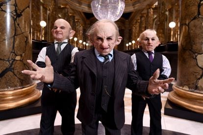 Unos personajes caracterizados como 'goblins' (duendes) en los estudios de la Warner en Inglaterra donde se rodaron escenas de la saga de Harry Potter.
