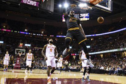 LeBron James machaca el aro de los Knicks.