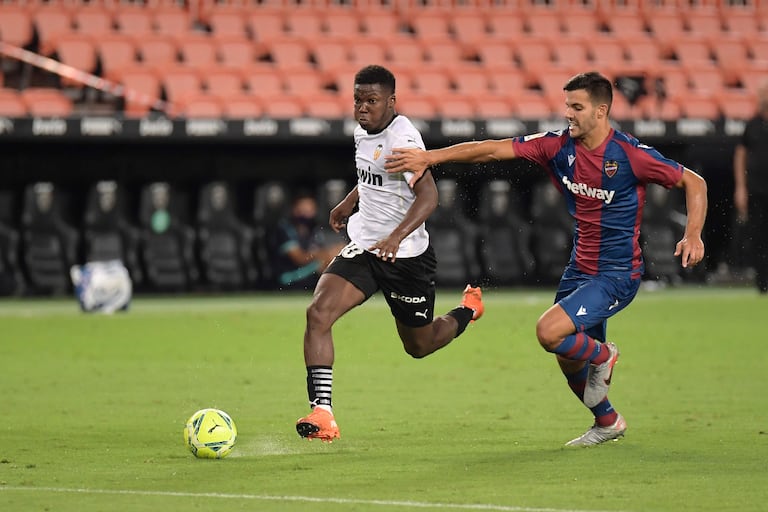 Yunus Musah durante el encuentro contra el Levante en Mestalla este domingo en la pirmera jornada de La Liga