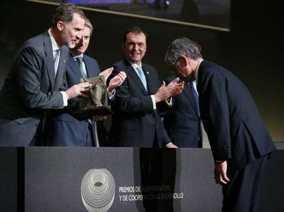 Felipe VI entrega el premio al ingeniero japonés Shigeo Takahashi.
