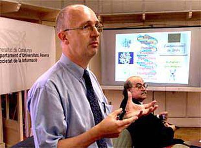 Xavier Estivill, a la izquierda, en la presentación de la investigación en Barcelona.