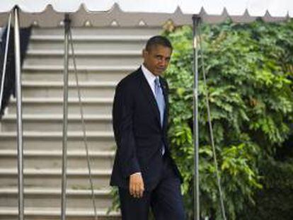 El presidente de Estados Unidos, Barack Obama, se dirige al helicóptero presidencial "Marine One" para emprender un viaje a Arizona y California, a su salida de la Casa Blanca, en Washington, EE.UU. este martes 6 de agosto de 2013.