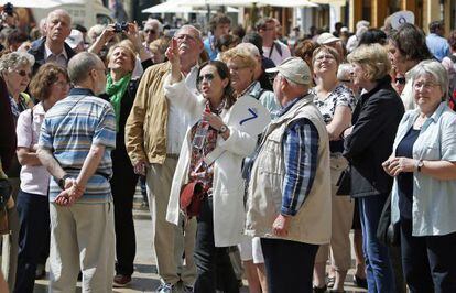 Un grupo de turistas escucha a su guía en Valencia