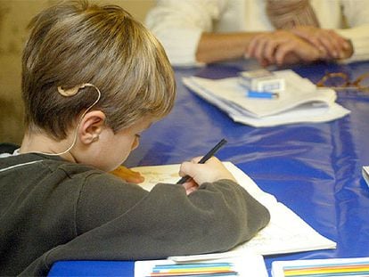 Marcel, un niño de seis años al que se le realizó un implante coclear hace cuatro.