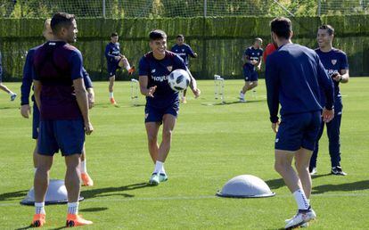 Correa, en el entrenamiento del Sevilla en Marbella.