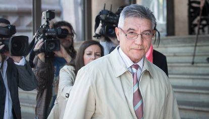 El comisario Luis G&oacute;mez, saliendo de la Audiencia. 