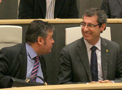 Olano (derecha) conversaba ayer con el presidente de EA en Guipúzcoa, Iñaki Galdos , en el pleno  de Juntas.