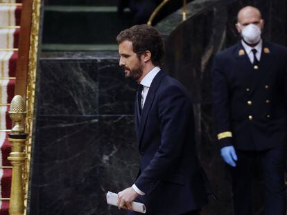 El líder del PP, Pablo Casado, sale de la tribuna tras su intervención durante el pleno del Congreso el pasado miércoles.