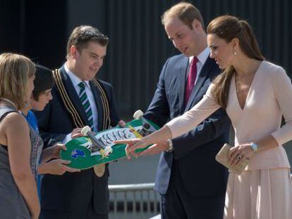 Durante su visita a Australia los duques de Cambridge recibieron un patín con el nombre de su pequeño hijo inscrito.