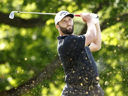 Jon Rahm, en el sexto hoyo de The Country Club, este jueves.