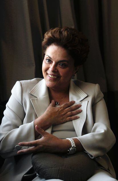 <strong> Luchó desde muy joven para transformar Brasil. Desde la presidencia ha afrontado con éxito este año las protestas sociales del verano y el espionaje de EE UU que ella misma sufrió. </strong> <p> Por <b> Luiz Inácio.Lula da Silva. </b><p> Si tuviera que elegir una palabra que definiera el carácter de la presidenta Dilma Rousseff, esa sería coraje. Esta compañera luchó desde muy joven para transformar Brasil, para mejorar las condiciones de vida de la gente más humilde. Fue perseguida, encarcelada y torturada durante la dictadura, pero nunca abandonó sus ideas. En una sociedad acostumbrada a ver siempre a hombres en los puestos dirigentes, ella fue la primera mujer delegada de Hacienda de su región, la primera ministra de Minas y Energía de Brasil, la primera jefa de la Casa Civil, la primera presidenta. Durante mi Gobierno, reorganizó el sector de la energía llevando la electricidad a tres millones de hogares de las zonas rurales. Dirigió el mayor programa de infraestructuras de nuestra época que garantizó el crecimiento económico con una gran inclusión social. Durante su Gobierno, el país alcanzó la cifra de 36 millones de personas rescatadas de la miseria absoluta. En medio de una crisis mundial, el Brasil de la presidenta Dilma es el país más empeñado en la lucha contra el paro, que cayó hasta el 5,2%. 2014 será un gran año para Brasil, y no solo por la organización de la Copa del Mundo de fútbol. El país recogerá los frutos que la presidenta Dilma ha sembrado: la explotación del petróleo del embolsamiento del pré-sal; las concesiones de aeropuertos, de la red ferro-viaria y de los puertos; las grandes inversiones en educación, sanidad y saneamiento. Será el año del reconocimiento de la seriedad y competencia de esta mujer brasileña de tanto coraje.<p> <hr /> <p> <strong> L. I. Lula da Silva es expresidente de Brasil. Traducción de José Manuel Revuelta.</strong>
