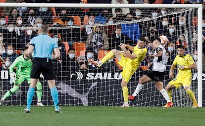 Hugo Duro marca de cabeza el segundo gol del Valencia.