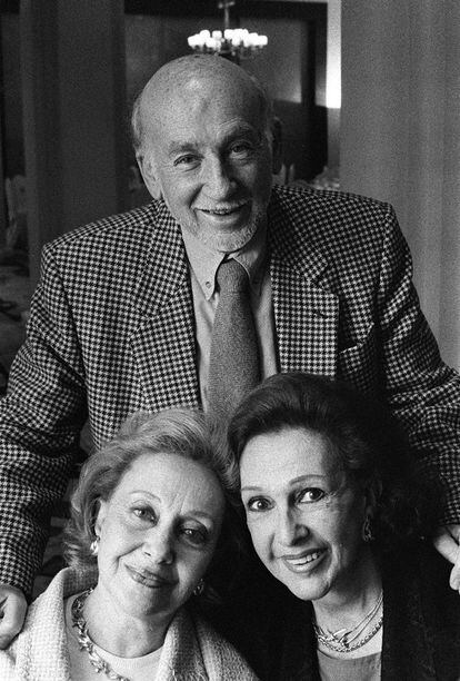 Adolfo Marsillach con las actrices de `Una noche con los clásicos´, María Jesús Valdés y Amparo Rivelles, el 4 de marzo de 1997.