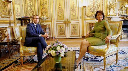 El presidente francés, Emmanuel Macron, y su colega suiza, Doris Leuthard, posan durante su reunión en el Palacio del Elíseo el 18 de julio.