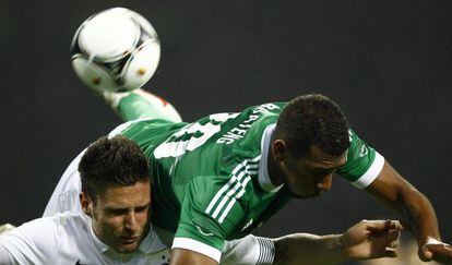 Giroud y Boateng pelean por un balón aéreo.
