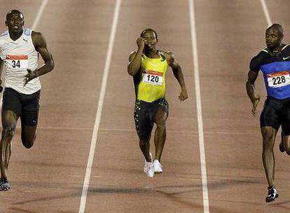 Tyson Gay corre los 100 metros en la prueba de selección olímpica.