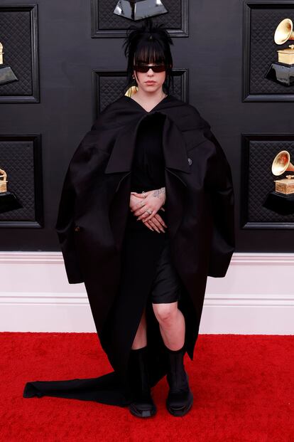 Billie Eilish, con un imponente traje negro de Rick Owens, es una de las grandes favortiad de la noche.