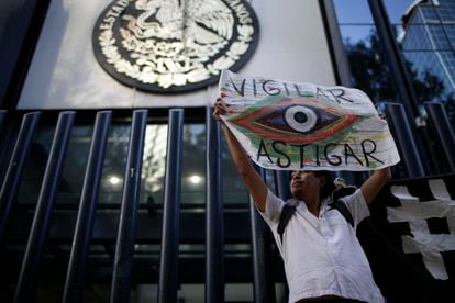 Un activista protesta contra el espionaje del Gobierno mexicano a periodistas y defensores de derechos humanos, en Ciudad de México, en junio de 2017.