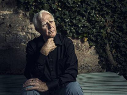 John Le Carré, retratado en Deia (Mallorca) en agosto. Entrevista en vídeo del escritor.