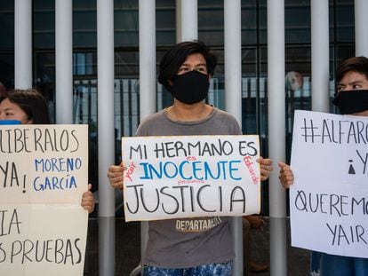 Familiares de los jóvenes detenidos, este lunes en Guadalajara.