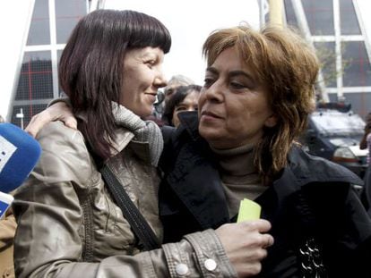 María Luisa Torres y su hija, antes de declarar ante el juez.