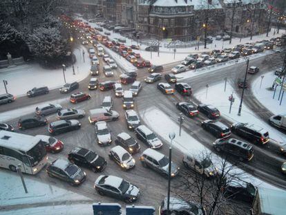 Atasco en Bruselas, en medio de una fuerte nevada.