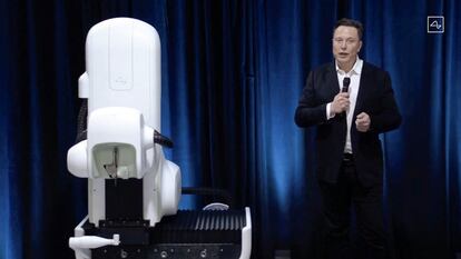 Elon Musk en una transmisión en vivo junto al robot quirúrgico que colocaría los implantes, en agosto de 2020.