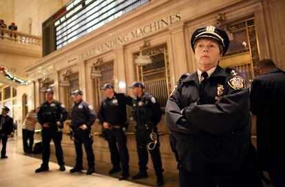La policia observa els manifestants tombats al terra de l'estació. L'alcalde de Nova York, Bill de Blasio ha declarat: "La decisió del gran jurat no és la que molts a la nostra ciutat volien, però Nova York posseeix tradició a expressar-se a través de la protesta, no de la violència".