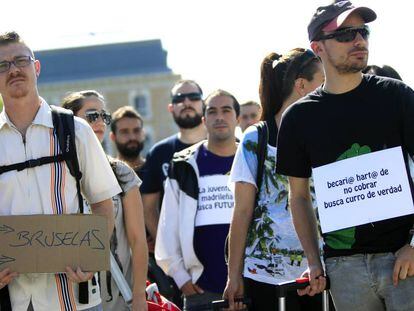 Un grupo de jóvenes se manifiesta contra la precariedad laboral.