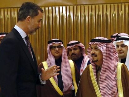 Felipe VI y el príncipe Faisal bin Bandar, en una visita a Arabia Saudí en enero de 2017.