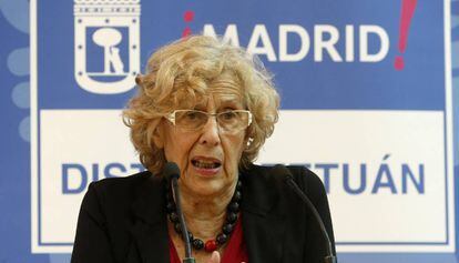 Manuela Carmena hoy en su visita al entrenamiento de la selecci&oacute;n espa&ntilde;ola de baloncesto. 