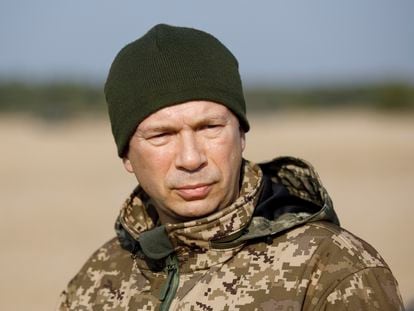 Oleksandr Sirski, nuevo comandante de las Fuerzas Armadas de Ucrania, en un campo de tiro próximo a Kiev, el 27 de octubre de 2020.