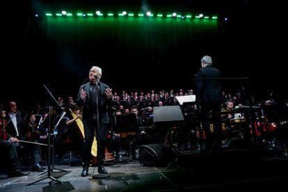 El cantante Víctor Manuel y el director de la orquesta y compositor, Joan Albert Amargós, en el último concierto de su gira 75 aniversario, en el WiZink Center, en Madrid.