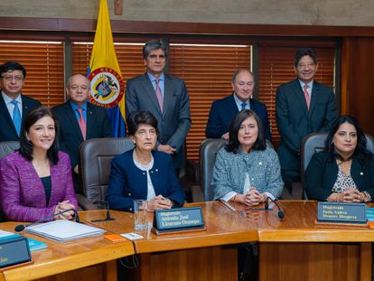 La Corte Constitucional de Colombia, durante la posesión de su nueva presidenta, Cristina Pardo, en el centro, el 10 de febrero de 2022.