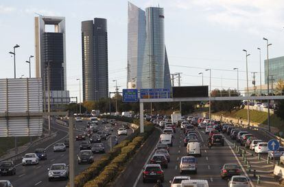 Vista de las Cuatro Torres de Madrid desde la carretera N-1. 