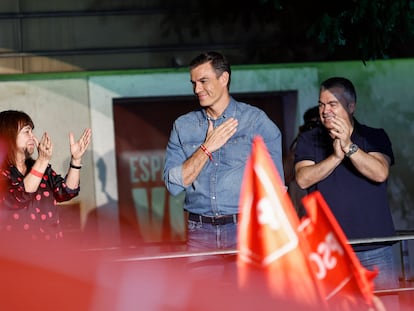 Cristina Narbona, Pedro Sánchez y Santos Cerdán, celebran los resultados electorales en la sede del PSOE.